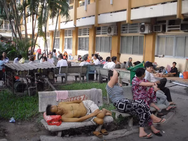Nắm bắt tâm lý sợ bệnh tật của người bệnh, dân ba trợn tìm đủ mọi cách tiếp cận họ giữa đời thực và trên mạng ảo (ảnh chụp tại bệnh viện Ung Bướu).