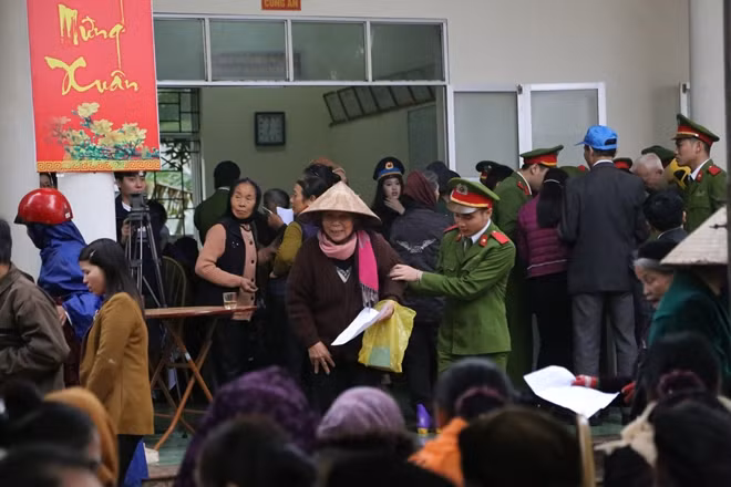 Hơn 200 suất khám bệnh, cấp thuốc miễn phí cho bà con.
