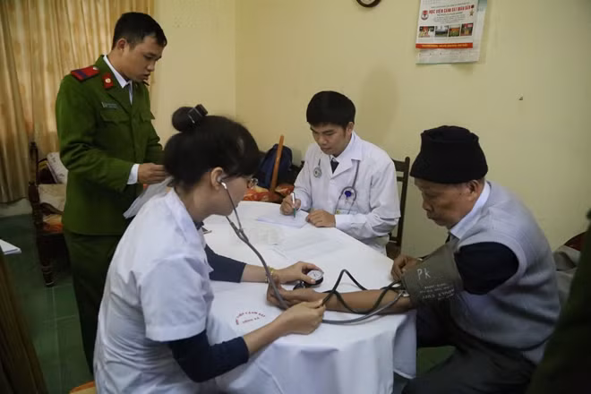 Học viện CSND tổ chức khám bệnh và cấp thuốc cho người cao tuổi huyện Sông Lô.