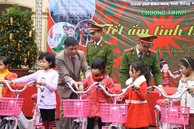 Học viện CSND và Công ty TNHH Trung Tuyền trao 100 xe đạp cho các em học sinh.