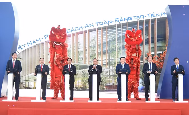 Thủ tướng Nguyễn Xuân Phúc dự Lễ khởi công xây dựng tổ hợp sản xuất ô tô Vinfast thuộcTập đoàn Vingroup.