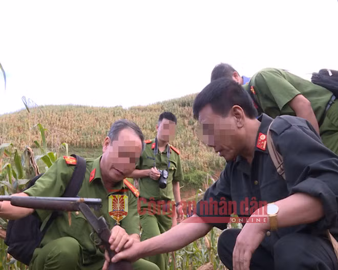 Kiểm tra vũ khí thu được của đối tượng