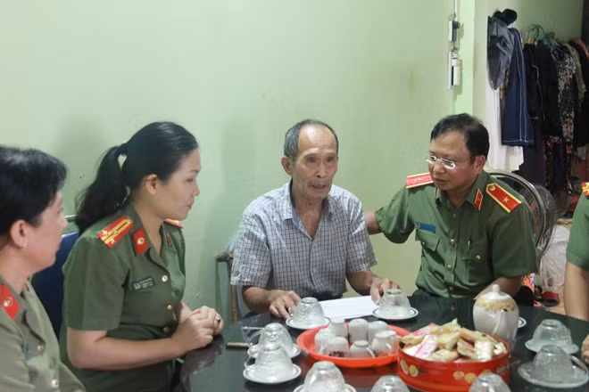 Thiếu tướng Mai Văn Hà thăm, tặng quà gia đình chính sách và cựu tù Côn Đảo.