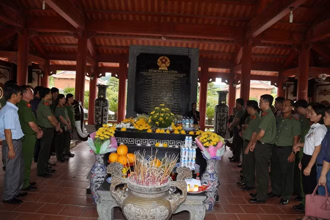 Các đại biểu tri ân các anh hùng liệt sĩ tại khu di tích Truông Bồn.