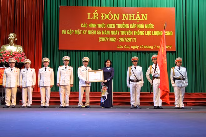 Công an huyện Bát Xát đón nhận HCCC hạng Ba.