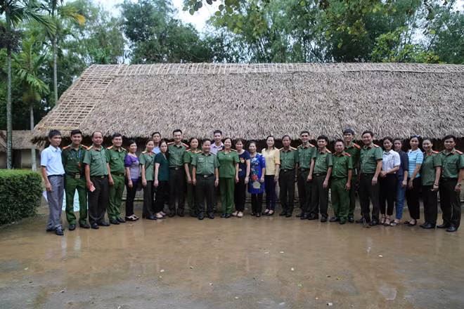 Các đại biểu tham quan di tích lịch sử Kim Liên.