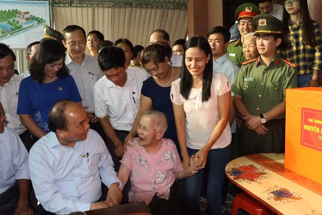 Thủ tướng Nguyễn Xuân Phúc thăm gia đình chính sách