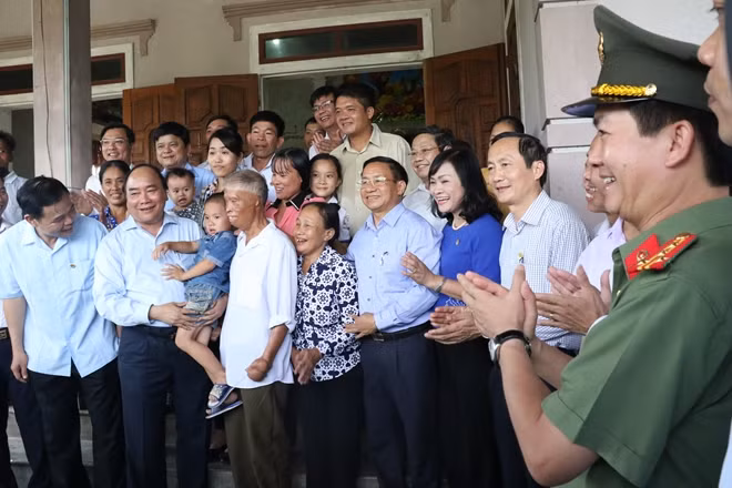 Thủ tướng Nguyễn Xuân Phúc và bà con nhân dân xã Tượng Sơn