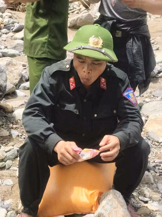 Bữa trưa giữa đường chỉ có mì tôm sống