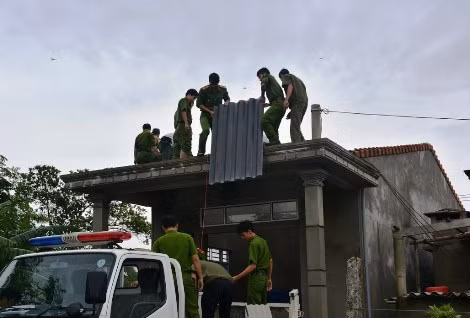 Tranh thủ lúc tận gió, ngớt mưa, Công an Triệu Phong (Quảng Trị) khẩn trương lợp lại nhà bị tốc mái cho người dân. Tranh thủ lúc tận gió, ngớt mưa, Công an Triệu Phong (Quảng Trị) khẩn trương lợp lại nhà bị tốc mái cho người dân.