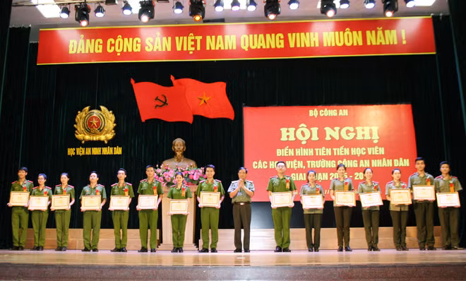 Thiếu tướng Đỗ Ngọc Cẩn, Phó Tổng cục trưởng Tổng cục Chính trị CAND tặng bằng khen của Tổng cục cho đại diện các tập thể tiêu biểu