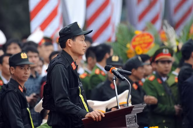 Đại tá Vũ Hồng Văn, Phó Chính uỷ Bộ Tư lệnh CSCĐ, Trưởng Tiểu ban Huấn luyện điều hành phần báo cáo kết quả huấn luyện tại Lễ kỷ niệm