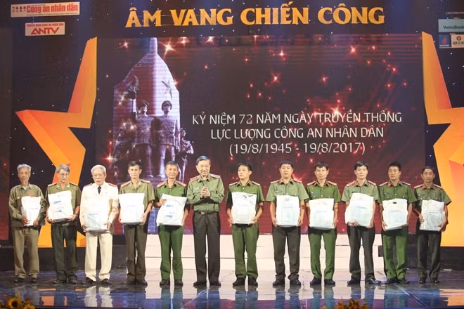 Bộ trưởng Tô Lâm tặng quà các đồng chí Công an lão thành và CBCS Công an.
