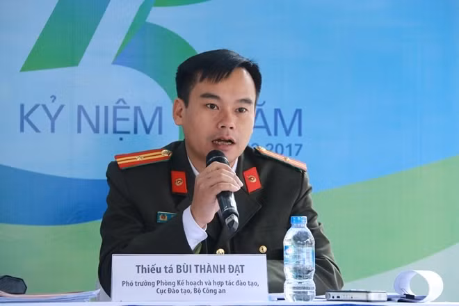 Thiếu tá Bùi Thành Đạt, Phó phòng Kế hoạch và hợp tác đào tạo, Cục Đào tạo (Bộ Công An) chia sẻ với các thí sinh tại ngày hội Tư vấn tuyển sinh-hướng nghiệp 2017. Ảnh: Thanh Hùng.
