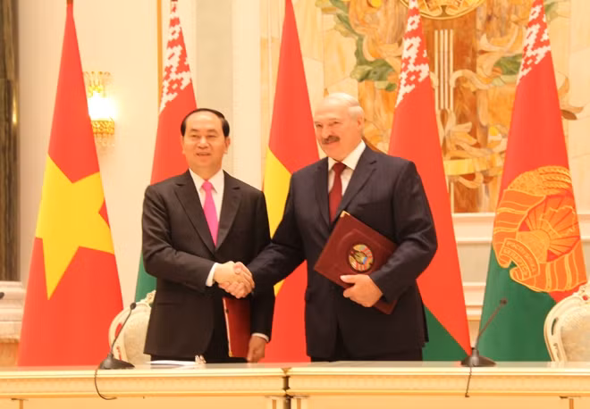 Chủ tịch nước Trần Đại Quang và Tổng thống Lukashenko sau lễ ký Tuyên bố chung.