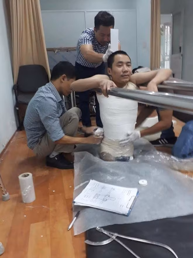 Bó xương sống và lắp đặt áo giáp cho Hảo
