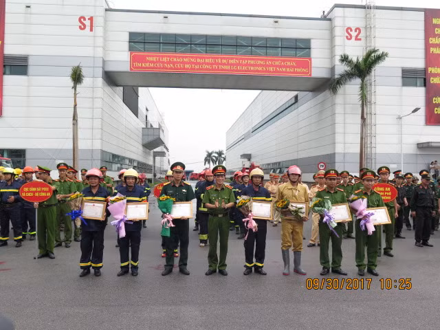 Ban tổ chức trao giấy khen cho các đơn vị đạt thành tích trong cuộc diễn tập
