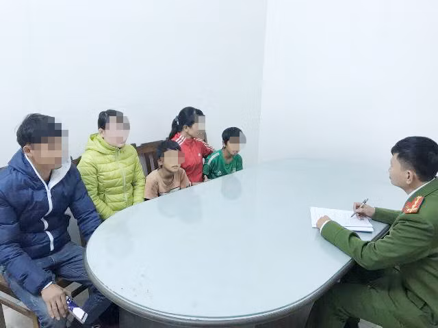 Công an phường Minh Khai bàn giao 2 cháu bé cho gia đình