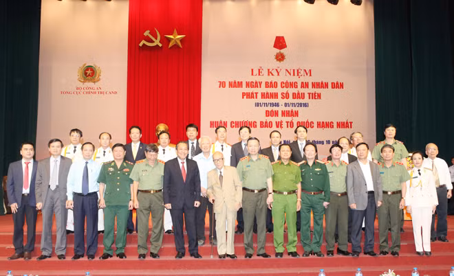 Bộ trưởng Tô Lâm và các đại biểu dự Lễ kỷ niệm 70 năm ngày Báo CAND phát hành số đầu tiên