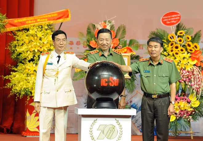 Bộ trưởng Tô Lâm, Trung tướng Trần Bá Thiều và Thiếu tướng Phạm Văn Miên bấm nút ra mắt báo điện tử CAND tiếng Anh tại Lễ kỷ niệm 70 năm Ngày báo CAND phát hành số đầu tiên (2016)