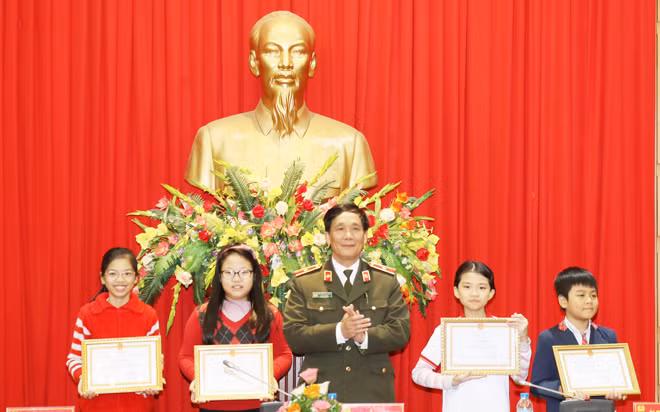 Thiếu tướng Nguyễn Đức Minh tặng Giấy khen cho con CBCS Công an đạt giải trong cuộc thi Viết, vẽ "Con yêu bố, mẹ - Chiến sỹ Công an" Thiếu tướng Nguyễn Đức Minh tặng Giấy khen cho con CBCS Công an đạt giải trong cuộc thi Viết, vẽ "Con yêu bố, mẹ - Chiến sỹ Công an"