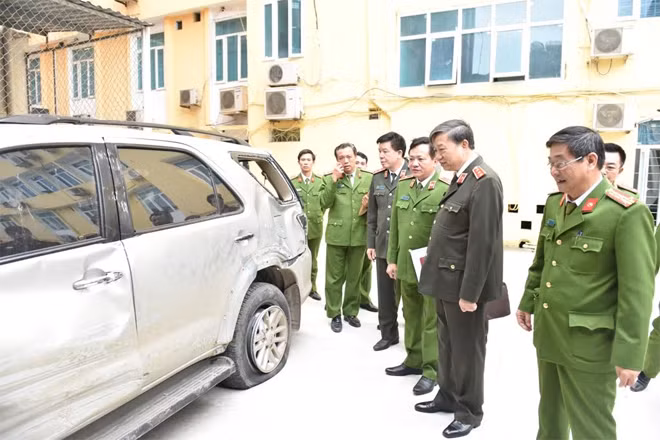 Bộ trưởng Tô Lâm kiểm tra chiếc xe tang vật vụ vận chuyển 100 bánh heroin.