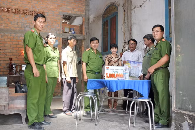 “Chia sẻ”. Tác giả: Phương Thảo, Công đoàn Đại học CSND