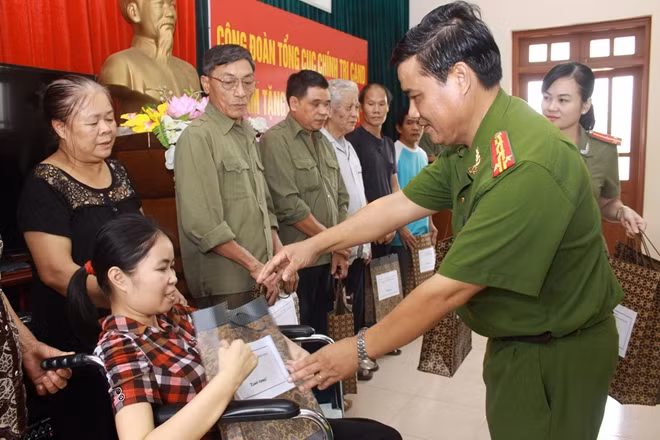 “Uống nước nhớ nguồn”. Tác giả: Trần Kỳ, Cục Tham mưu Chính trị CAND
