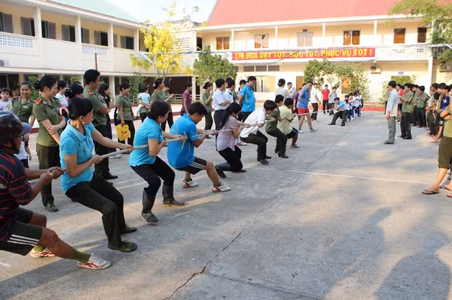 “Sau giờ lao động”. Tác giả: Đình Vũ, Công đoàn Trường Văn hóa II
