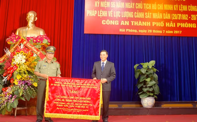 Thành ủy, HĐND, UBND, Ủy ban MTTQ Việt Nam thành phố Hải Phong tặng lực lượng CSND thành phố bức trướng “Trung thành, tận tụy, mưu trí, dũng cảm, vì nước quên thân, vì dân phục vụ”.