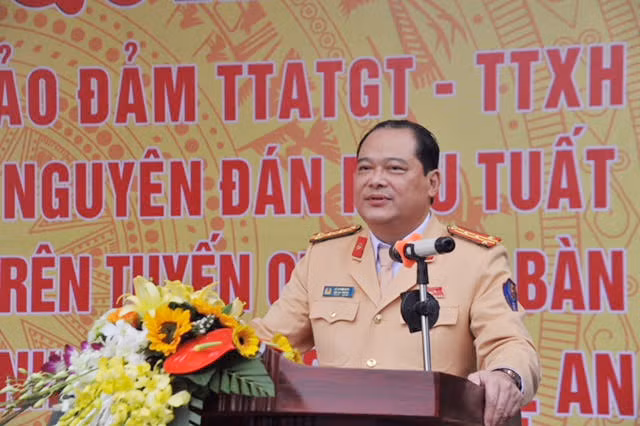 Đại tá Lê Xuân Đức, Phó Cục trưởng Cục CSGT phát biểu tại lễ ra quân Đại tá Lê Xuân Đức, Phó Cục trưởng Cục CSGT phát biểu tại lễ ra quân