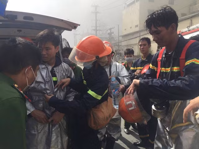 Nhiều cảnh sát PCCC đã kiệt sức sau khi chiến đấu với giặc lửa