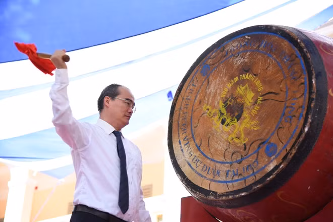 Bí thư Thành ủy Nguyễn Thiện Nhân đánh trống khai giảng