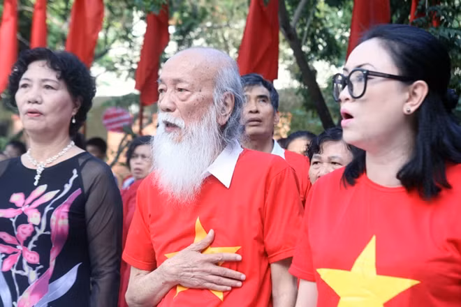 PGS Văn Như Cương thực hiện nghi lễ chào cờ trong Lễ khai giảng