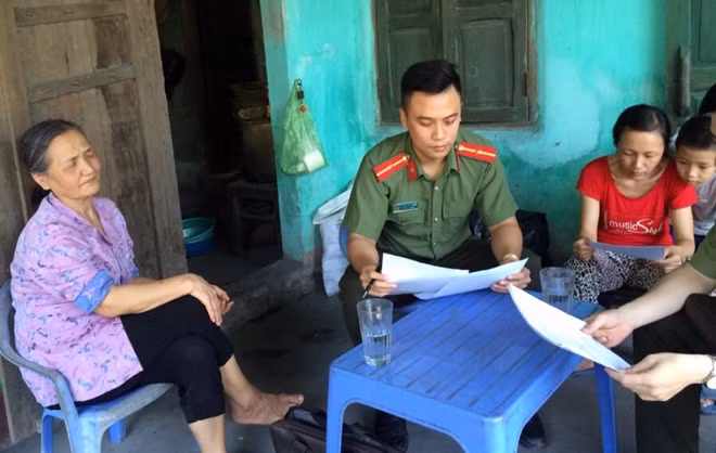 Tuyên truyên vận động hộ dân tại xã Dương Huy đồng tình phương án đền bù, di dời khỏi vùng ngập lụt