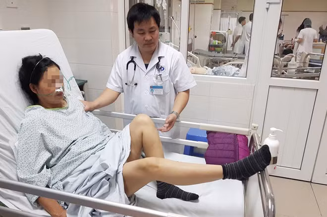 Bs. CKI Nguyễn Bá Thắng bên bệnh nhân H. đã hết liệt.