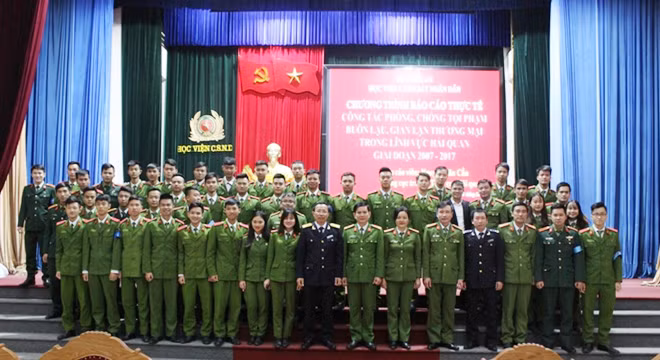 Tổng cục trưởng Nguyễn Văn Cẩn và các học viên