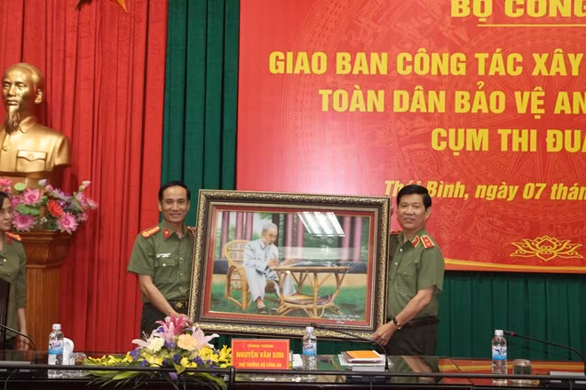 Thứ trưởng Nguyễn Văn Sơn tặng ảnh Bác Hồ cho đơn vị cụm trưởng cụm thi đua số 4 - Công an tỉnh Thái Bình