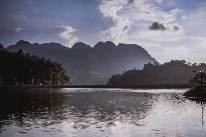 Hồ nước lãng mạn, trong xanh