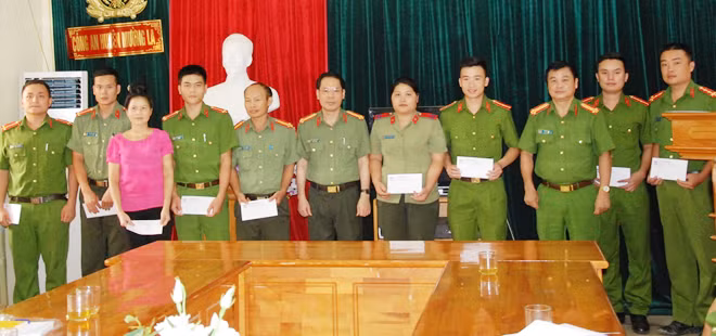 Trong đợt lũ quét vừa, nhiều cán bộ, chiến sỹ Công an huyện Mường La và Công an viên có nhà ở bị hư hỏng nặng. Nhằm chia sẻ và động viên tinh thần, Đại tá Trần Thanh Phong, Phó Tổng Biên tập Báo CAND đã trao 32 triệu đồng cho 10 cán bộ, chiến sỹ Công an huyện Mường La và 6 Công an viên.