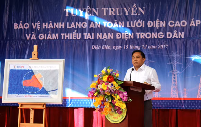 Ông Mai Quang Hùng, Trưởng Ban an toàn Tổng Công ty Điện lực miền Bắc phát biểu tuyên truyền về an toàn hành lang lưới điện cao áp