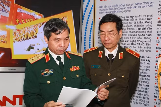 Trung tướng Đỗ Căn, Phó Chủ nhiệm Tổng cục Chính trị Quân đội nhân dân Việt Nam thăm gian trưng bày Báo chí CAND.