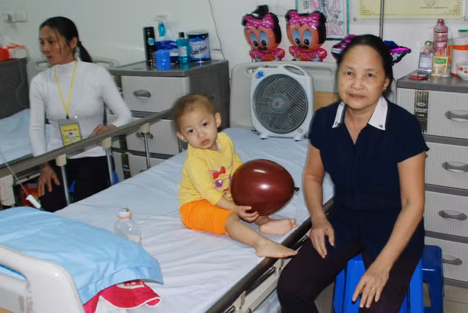 Hơn 300 bệnh nhân trong đó có nhiều bệnh nhân nhi đang phải điều trị trong bệnh viện.