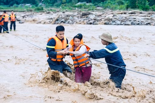 Cán bộ Công an trên đường cứu trợ lũ lụt: Những hình ảnh nghẹn lòng