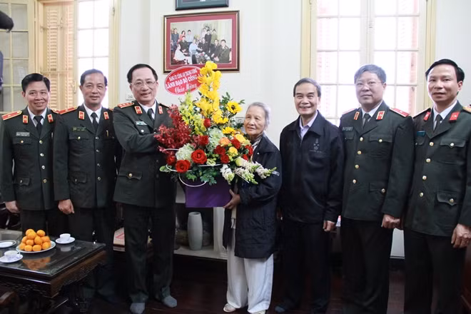Thứ trưởng Nguyễn Văn Thành tặng lẵng hoa chúc mừng Nhà giáo Phạm Tâm Long và người thân