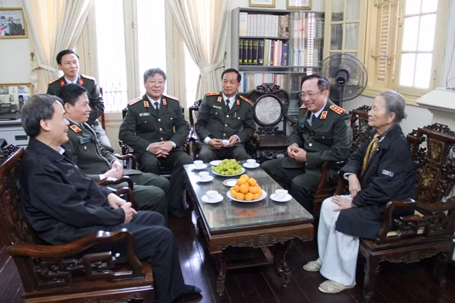 Thứ trưởng Nguyễn Văn Thành ân cần trò chuyện, thăm hỏi người thân trong gia đình Nhà giáo Phạm Tâm Long.