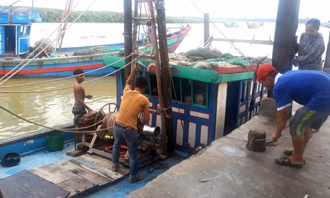 Người dân ở cảng cá Diễn Thành, huyện Diễn Châu, Nghệ An neo đậu tàu thuyền trước cơn bão số 2. Ảnh: Bá Cường (vnn)