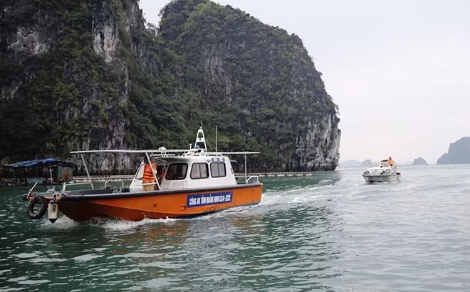 CSGT đường thủy Công an tỉnh Quảng Ninh tuần tra, kêu gọi tàu thuyền di chuyển đến nơi an toàn.