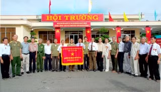 Tiểu đoàn 16 đón nhận danh hiệu Anh hùng LLVTND. Ảnh: Bộ CHQS Long An