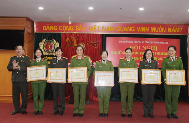 Trung tướng Nguyễn Thanh Nam tặng bằng khen của Bộ Công an cho các tập thể, cá nhân.
